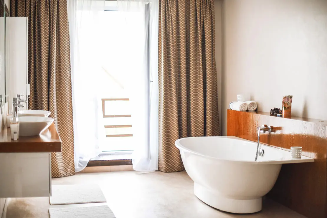 Salle de bain avec des murs et un sol en béton ciré beige à Grenoble